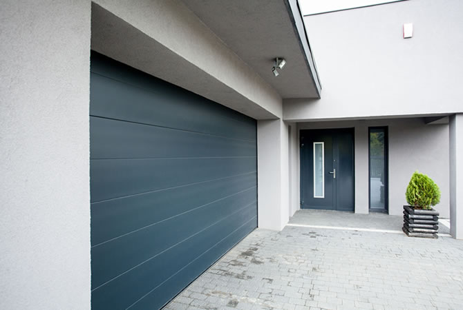 Garagedeur in kunststof in moderne woning